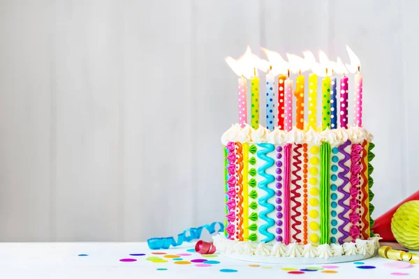 Tęczowy tort urodzinowy — Zdjęcie stockowe