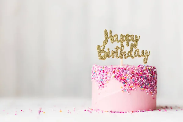 Рожевий день народження торт — стокове фото
