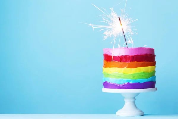 De cake van de regenboog met sparkler — Stockfoto