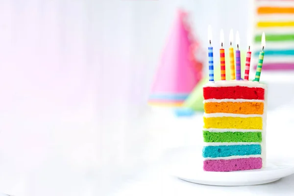 Rainbow narozeninový dort — Stock fotografie