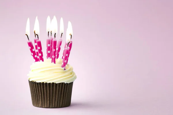 Ροζ γενέθλια cupcake — Φωτογραφία Αρχείου