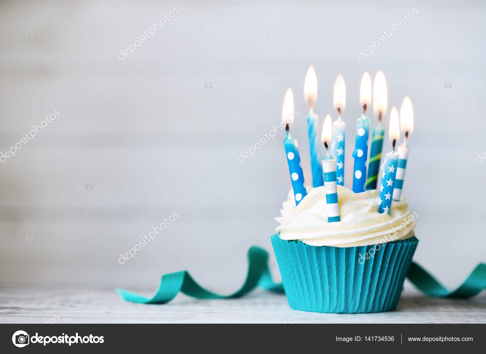cupcake de aniversário azul stock photo ruthblack 141734536