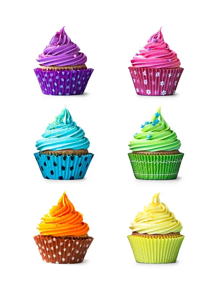 Bunte Cupcakes isoliert auf weiß — Stockfoto