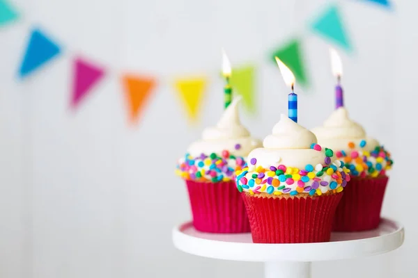 Cupcakes de aniversário em um cakestand — Fotografia de Stock