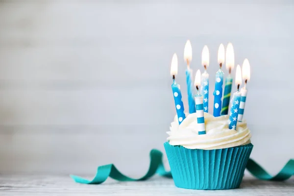 Blauwe verjaardag cupcake — Stockfoto