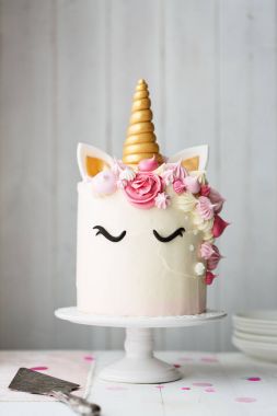 Bir standüzerinde Unicorn kek