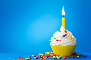 Sarı birthday cupcake