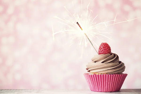 Cupcake mit Wunderkerze — Stockfoto