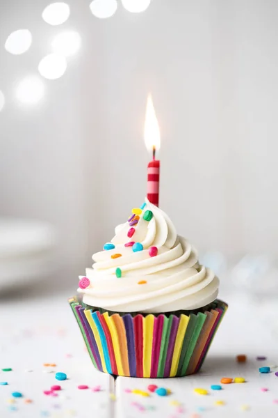 День рождения кекс со свечой — стоковое фото