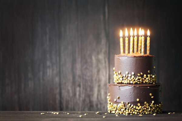 Pastel de cumpleaños de chocolate — Foto de Stock