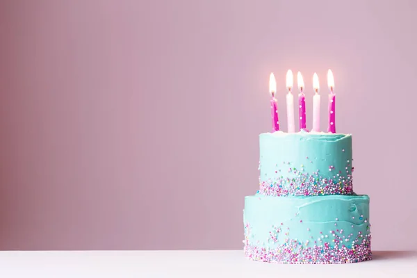 Verjaardagscake met roze kaarsen — Stockfoto