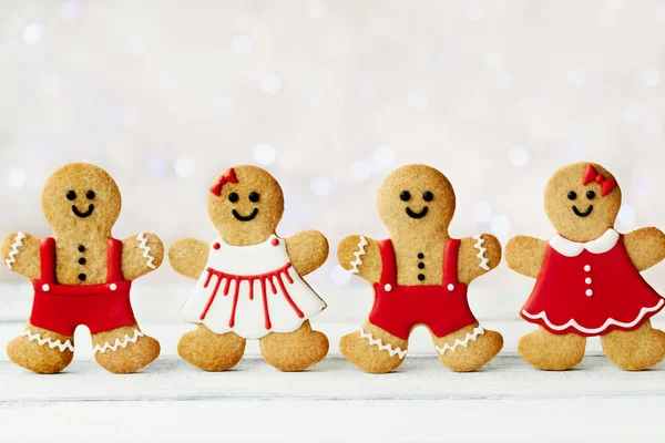 Row of gingerbread men against white — Stock Photo, Image