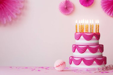 Pembe katlı pastayla doğum günü partisi