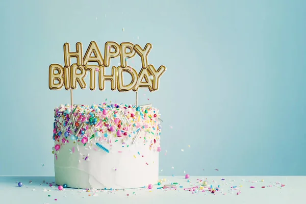 Pastel de cumpleaños con pancarta de cumpleaños feliz — Foto de Stock