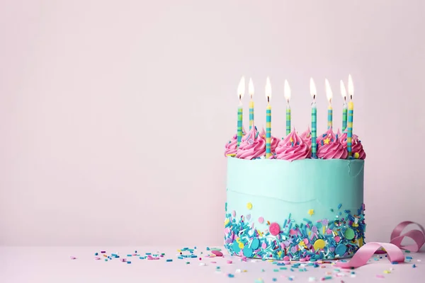 Pastel de cumpleaños con aspersiones y remolinos de crema de mantequilla —  Fotos de Stock