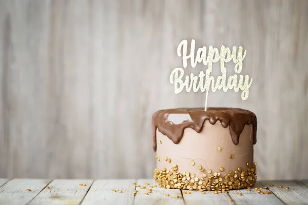 Tort Urodzinowy Ozdobiony Czekoladowym Ganache Urodzinowy Baner — Zdjęcie stockowe