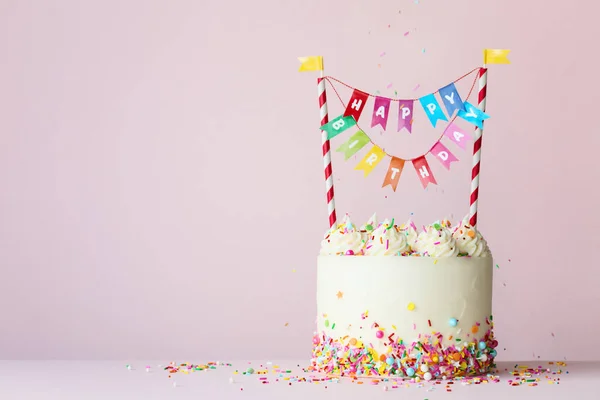 Verjaardagstaart Met Felgekleurde Gelukkige Verjaardag Banner — Stockfoto