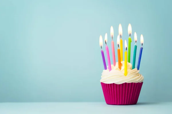 Cupcake Compleanno Con Candele Colorate Arcobaleno — Foto Stock