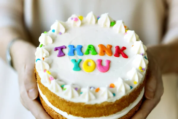 Mani Che Tengono Torta Con Lettere Colorate Arcobaleno Ortografia Grazie — Foto Stock