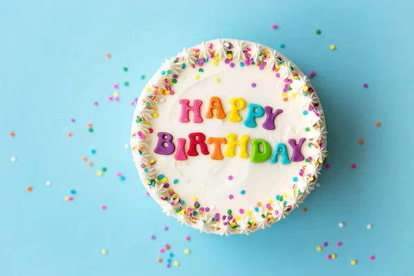 Zadowolony Tort Urodzinowy Napisem Tęczy — Zdjęcie stockowe