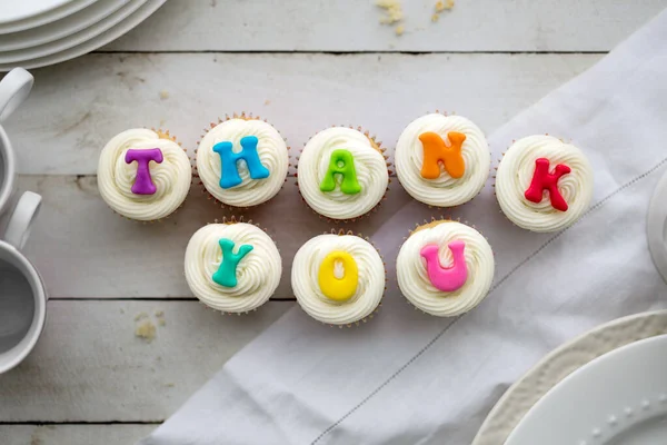 Cupcakes Met Dank Geschreven Regenboog Kleuren — Stockfoto