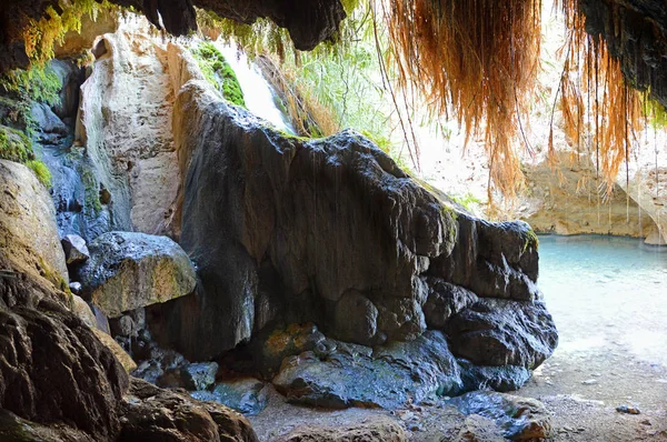 Cueva de David en las rocas de Ein Gedi cerca del Mar Muerto —  Fotos de Stock
