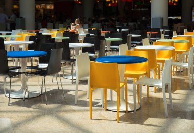 plastik masa ve sandalye bir Café