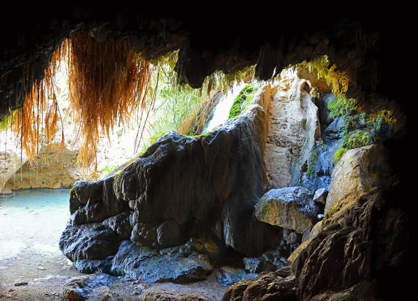 Cueva de David en las rocas de Ein Gedi cerca del Mar Muerto — Foto de Stock