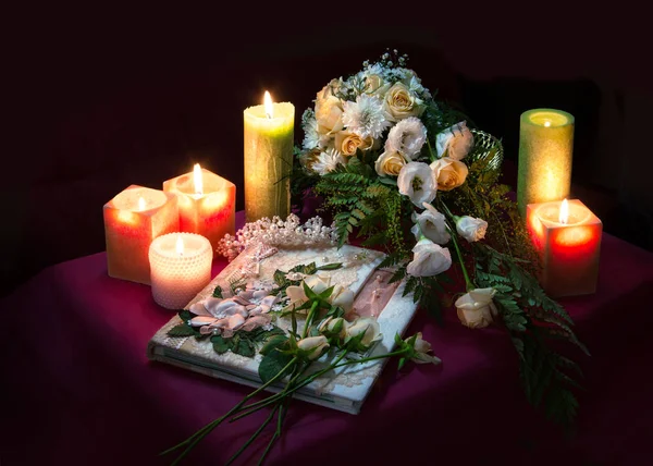 Άλμπουμ γάμου για τους επισκέπτες, ανάμεσα σε λουλούδια και κεριά — Φωτογραφία Αρχείου