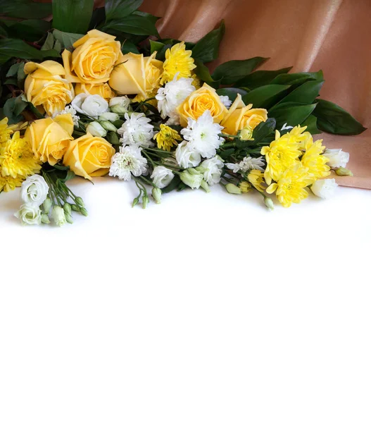 Όμορφα λουλούδια με λευκό φόντο για το κείμενο — Φωτογραφία Αρχείου