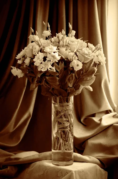 Цветы в стеклянной вазе — стоковое фото