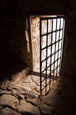 Karanlık odanın antik kapısını
