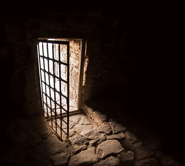Древняя дверь темной комнаты — стоковое фото