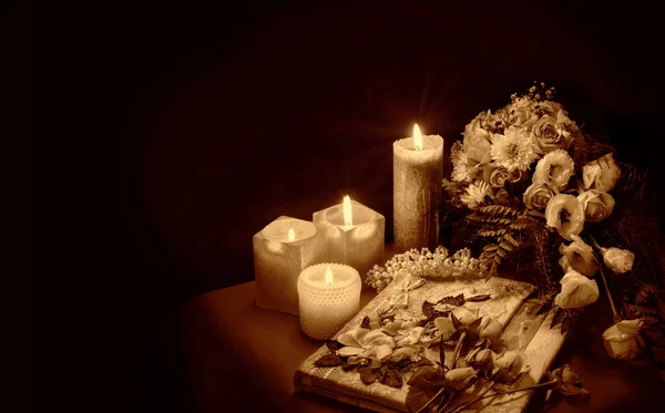 Álbum de casamento para convidados entre flores e velas — Fotografia de Stock