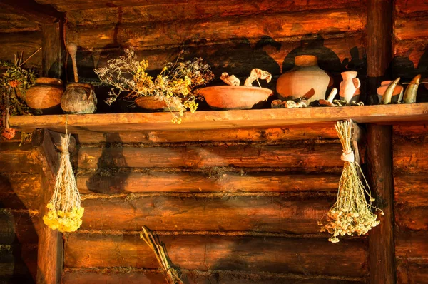 Φαρμακευτικά βότανα σε αρχαία ράφι — Φωτογραφία Αρχείου