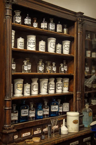 Półki z lekami w Stara apteka — Zdjęcie stockowe
