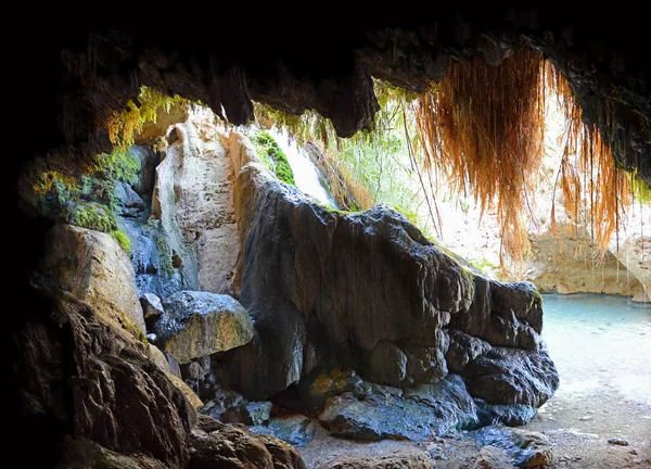 David Cave in rocks of Ein Gedi near Dead Sea — Stock Photo, Image