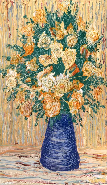 Beige roses in blue vase — Zdjęcie stockowe