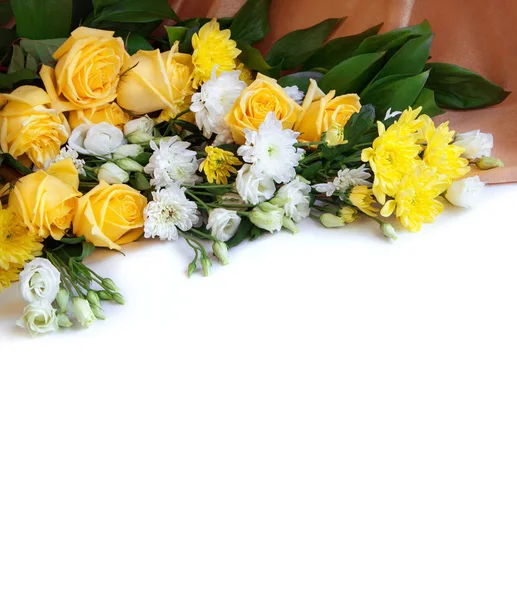 Hermosas flores con fondo blanco para texto — Foto de Stock