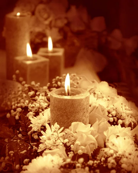 Svíčka na květinové pozadí — Stock fotografie