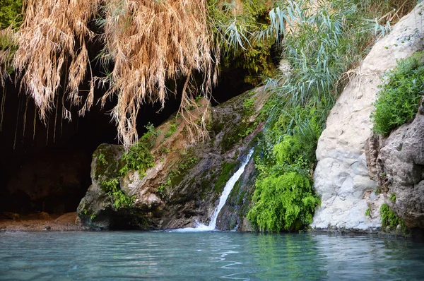 Cueva de David en las rocas de Ein Gedi cerca del Mar Muerto — Foto de Stock