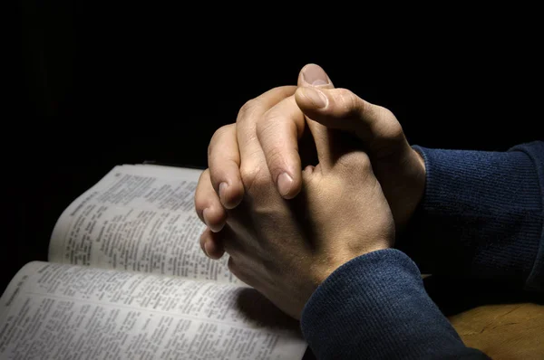 Hände im Gebet über Schriften gefaltet — Stockfoto