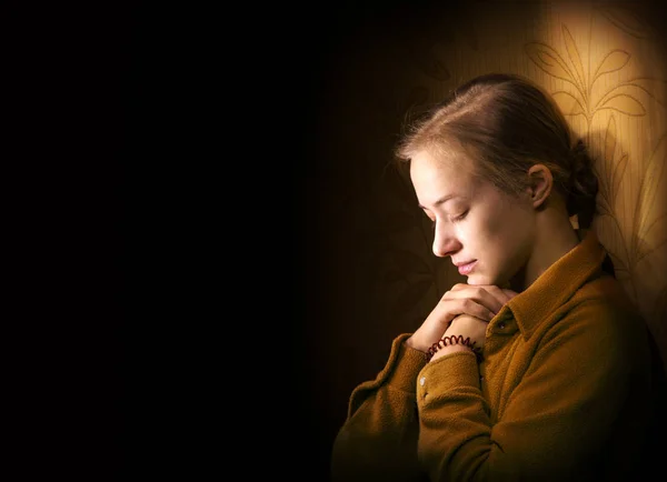 기도하는 젊은 여자 — 스톡 사진