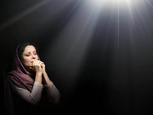 Молитва жінка в шарфі — стокове фото
