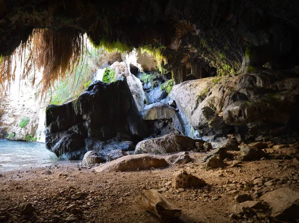 Cueva de David en las rocas de Ein Gedi cerca del Mar Muerto —  Fotos de Stock