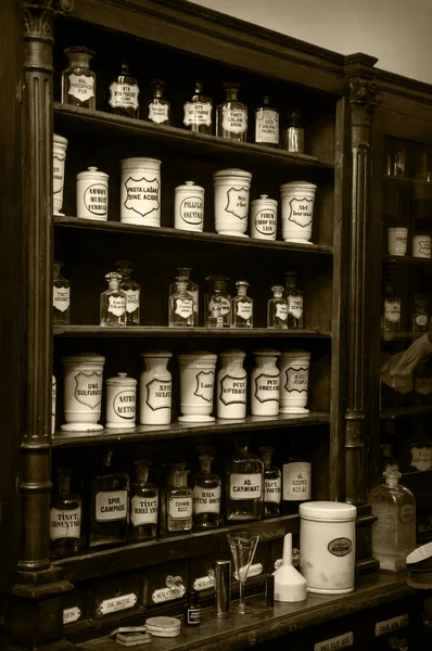 Schappen met medicijnen in de oude apotheek — Stockfoto