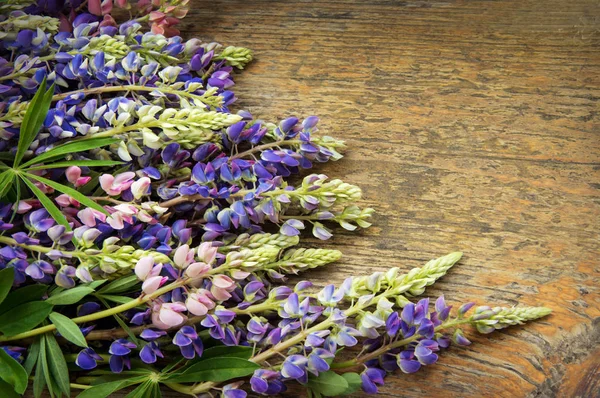 Lupines ahşap tahta üzerinde buket