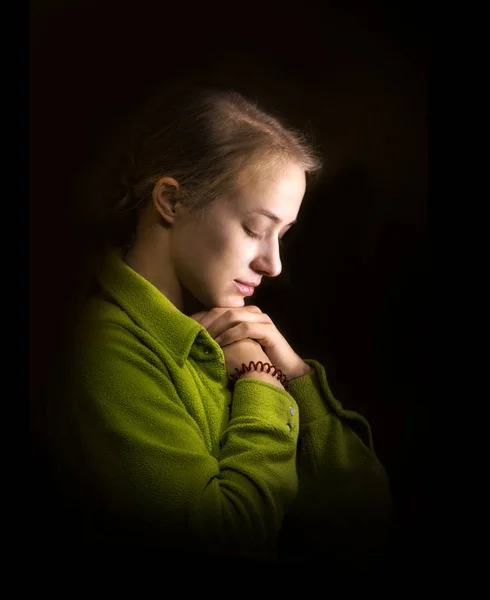 तरुण स्त्री प्रार्थना — स्टॉक फोटो, इमेज