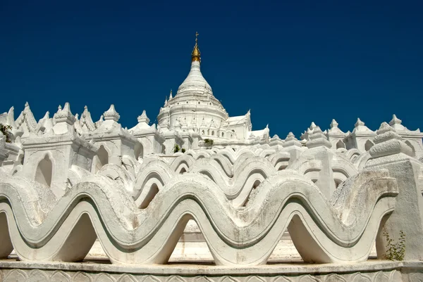 Mingun，缅甸 （缅甸 Hsinbyume 宝塔，白色宝塔) — 图库照片