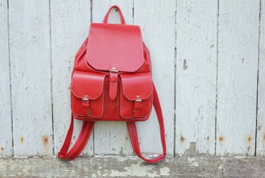 Kırmızı deri sırt çantası